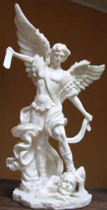 Engel, Statue von Erzengel Michael, die den Teufel, das Dunkle bekaempft